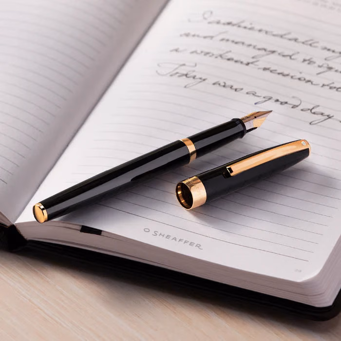 Custom Sheaffer SAGARIS 9471 Gloss Black Fountain Pen With Gold Tone Trim - Medium